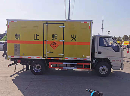 富平爆破器材运输车技术升级与安全合规新趋势